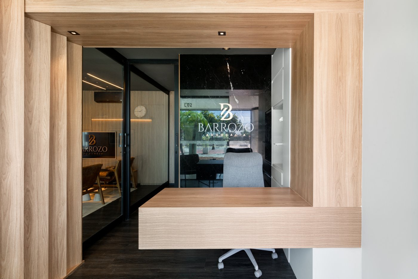 Recepção do escritório com a marca Barrozo Advocacia na porta de vidro